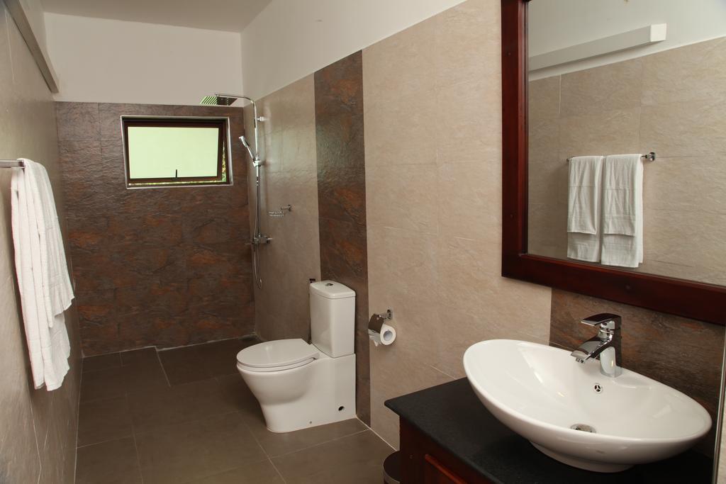 Oreeka - Katunayake Airport Transit Hotels Esterno foto